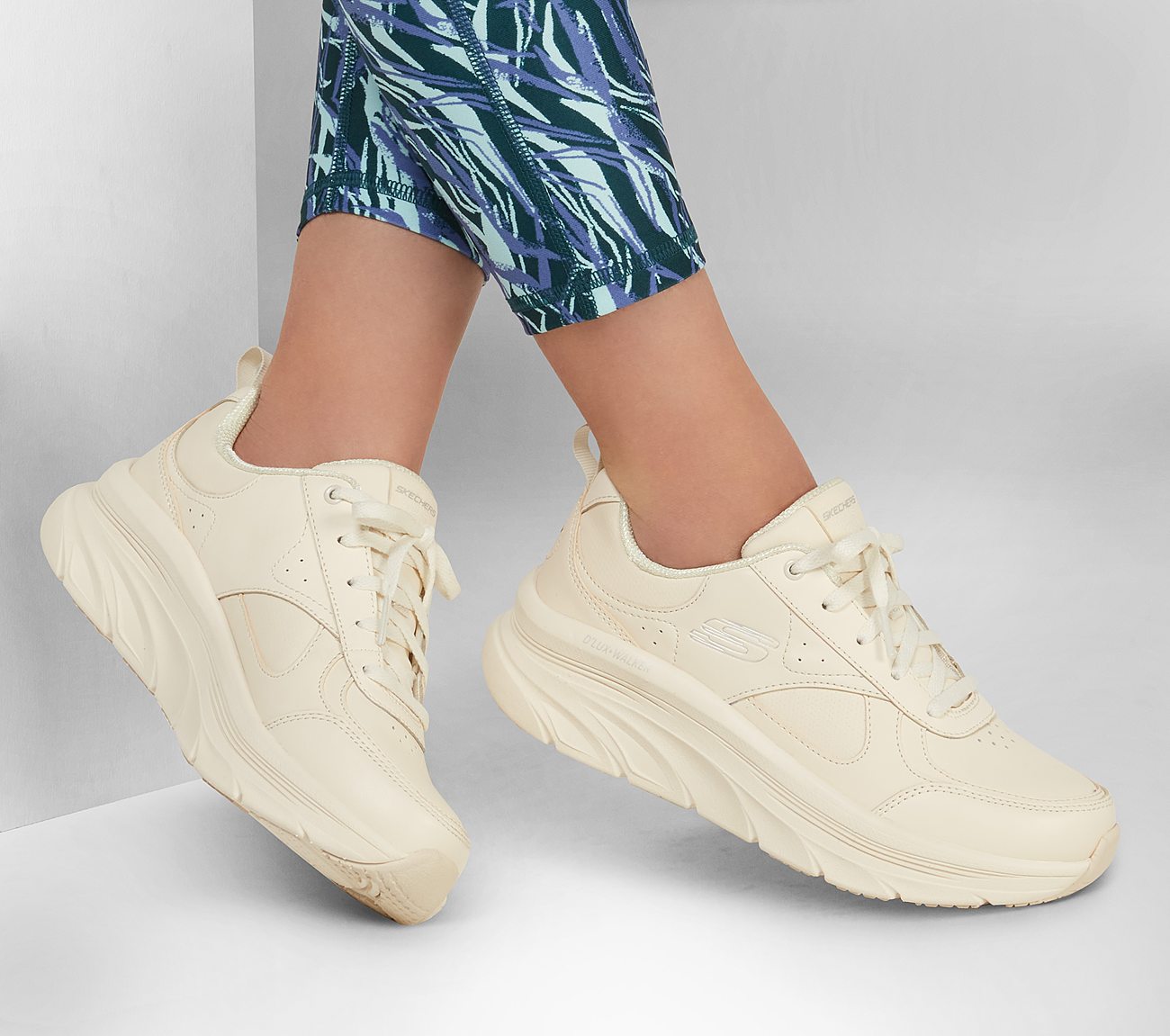 Relaxed Fit: D'Lux Walker - Timeless Path Shoe Skechers