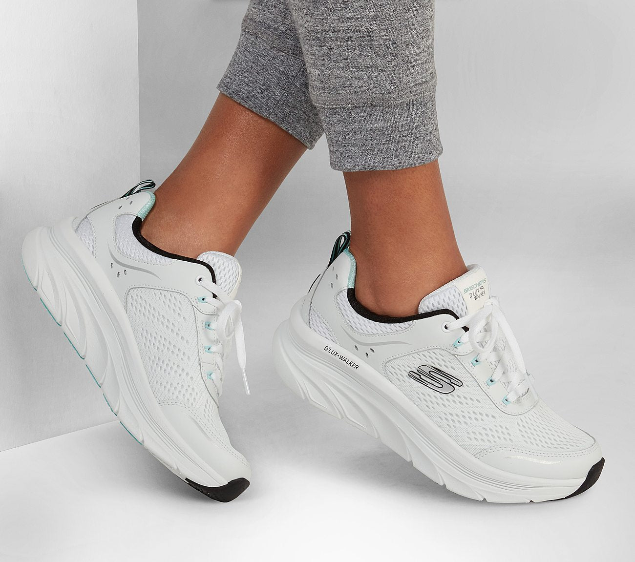 Relaxed Fit: D'Lux Walker - Infinite Motion Shoe Skechers